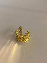 Load image into Gallery viewer, FLORID HOOP EARRINGS