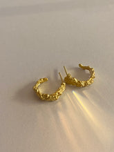 Load image into Gallery viewer, FLORID HOOP EARRINGS